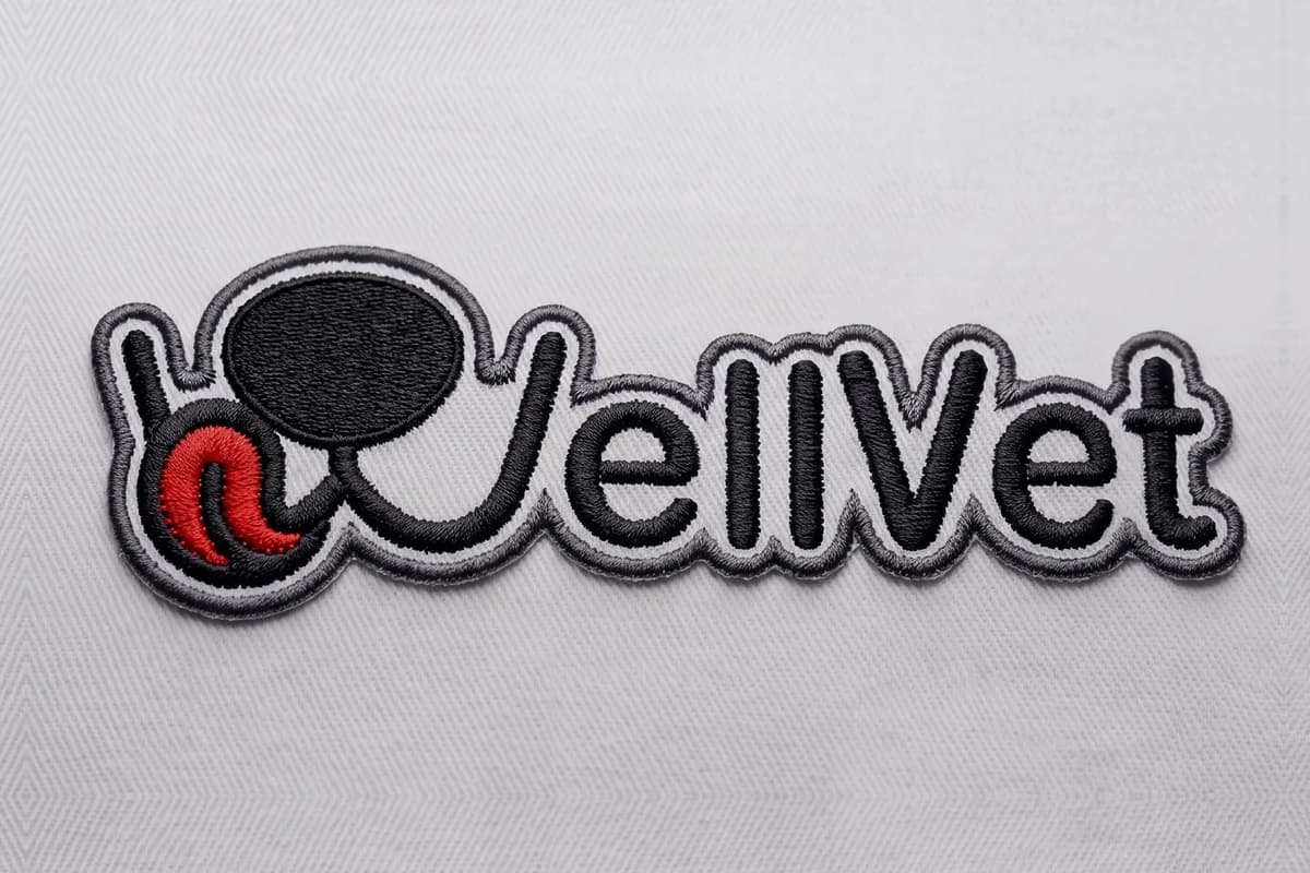 Przykład haftu — logo WellVet wyszyte na materiale